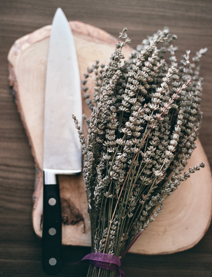 Lavendel auf einer Baumscheibe neben einem Messer