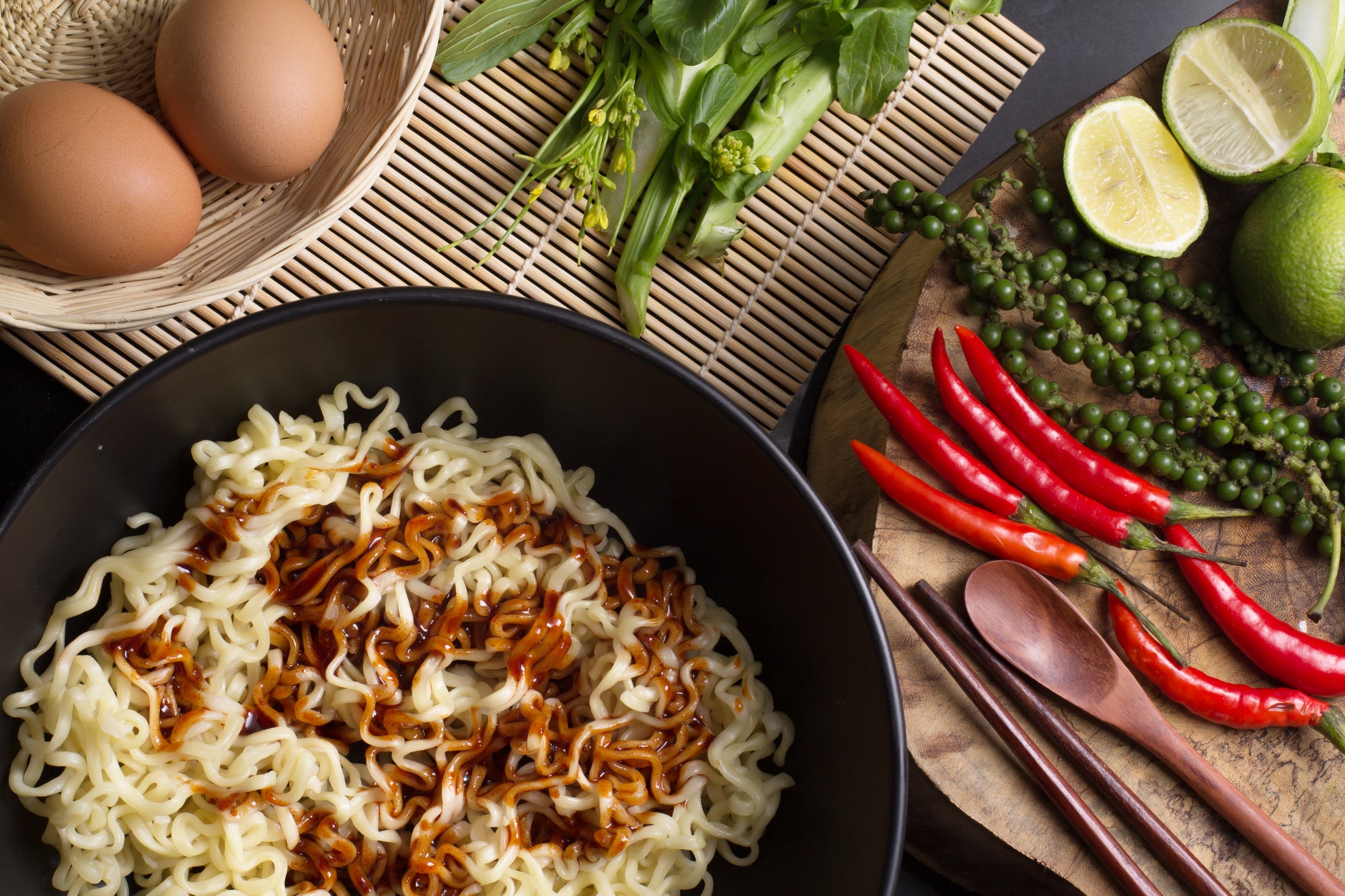 Ramen Nudeln in einer Schussel - daneben rote scharfe Chilis 