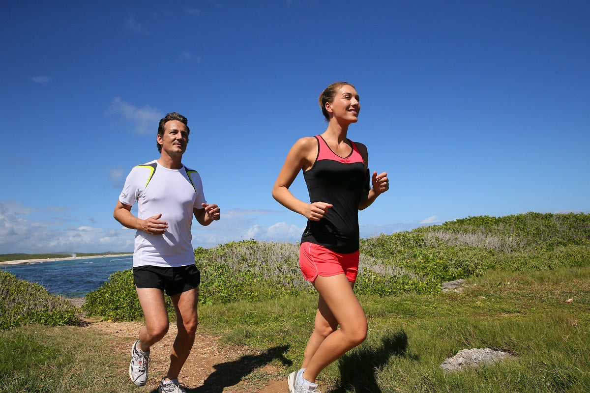 Mann und Frau beim Joggen im Freien
