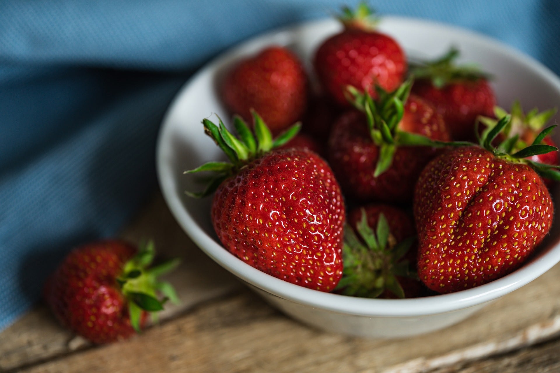 reife Erdbeeren in einer Schale. Erdbeeren sind basisches Obst.