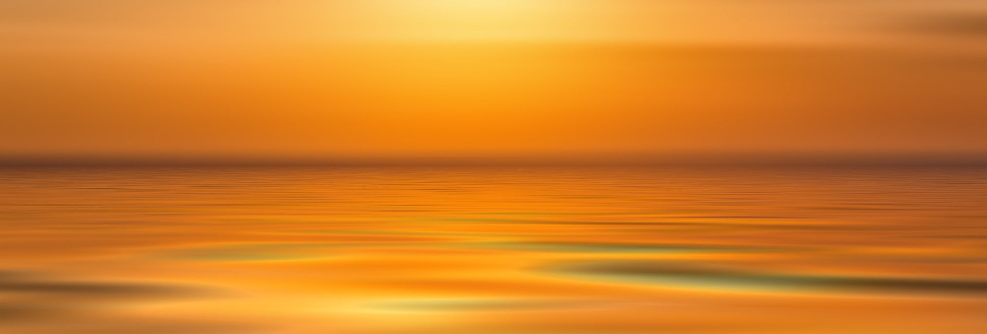 Sonnenuntergang spiegelnd im Wasser. 