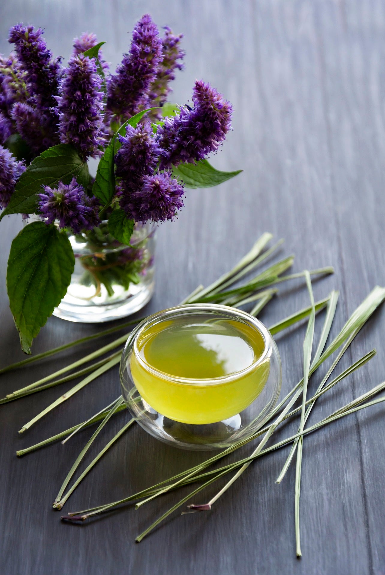 Lavendel und Duftöl zur Entspannung. Stressreduktion hilft bei der Entsäuerung