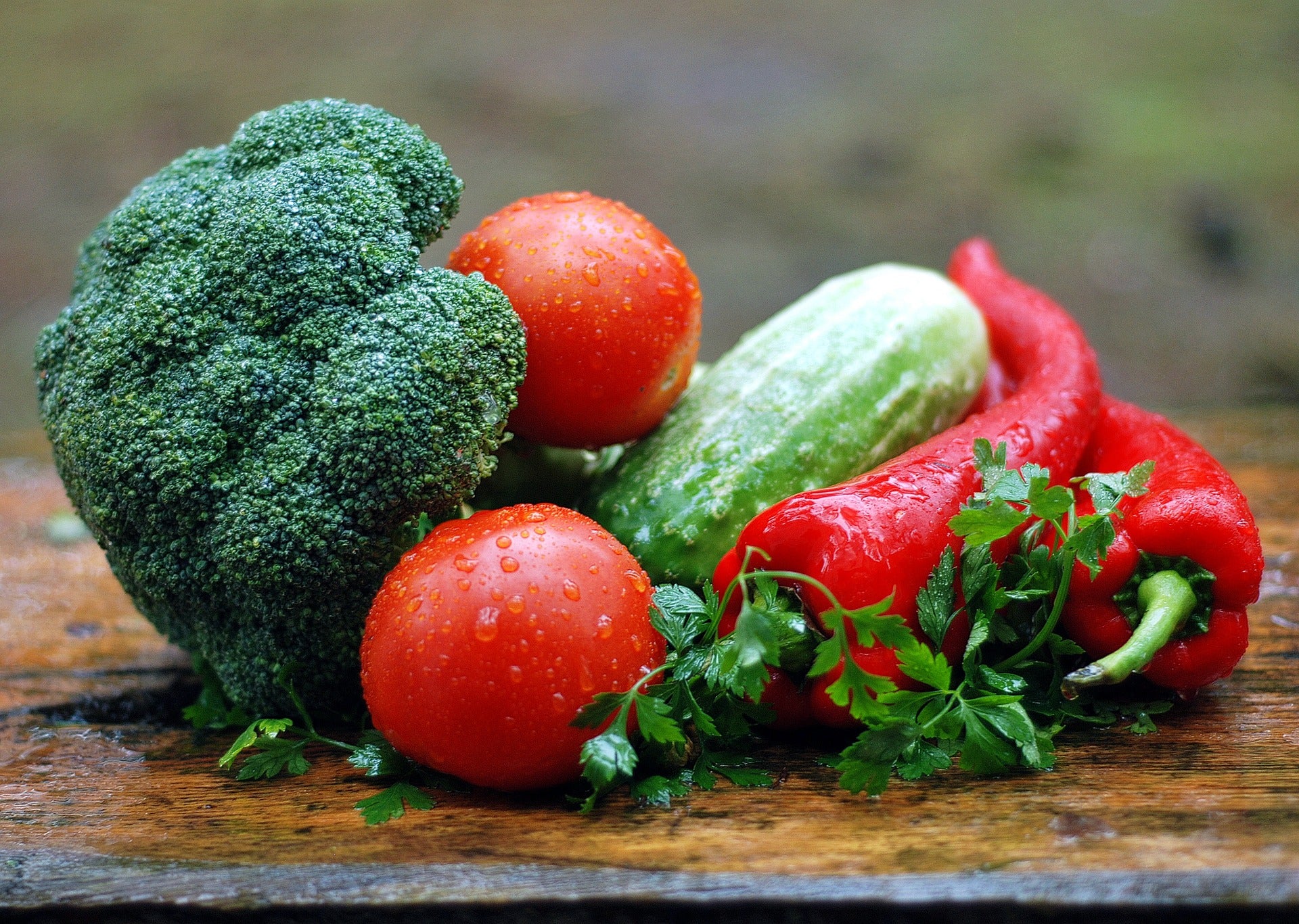 Gemüse, wie Brokkoli, Tomaten und Gurke kann zu den bitteren Lebensmitteln gezählt werden. 