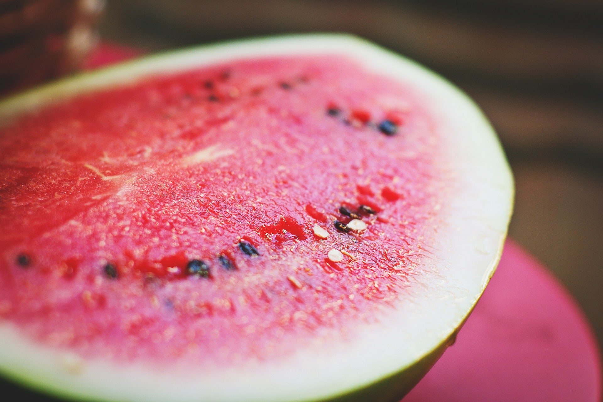 Wassermelonen - hier eine aufgeschnittene Wassermelone, sind basisches Obst.