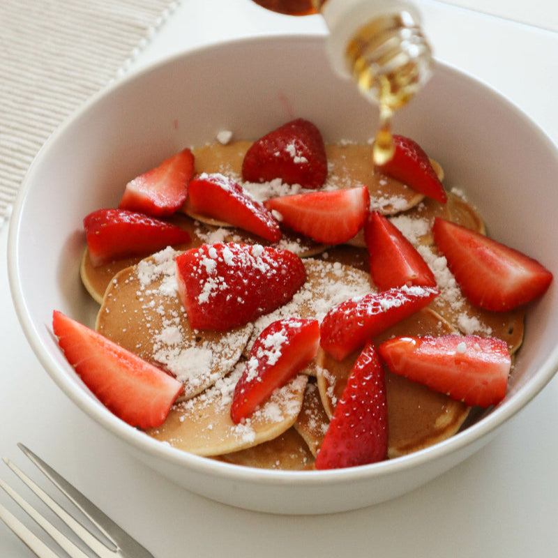 Erdbeeren in einem Dessert in einer weißen Schüssel 