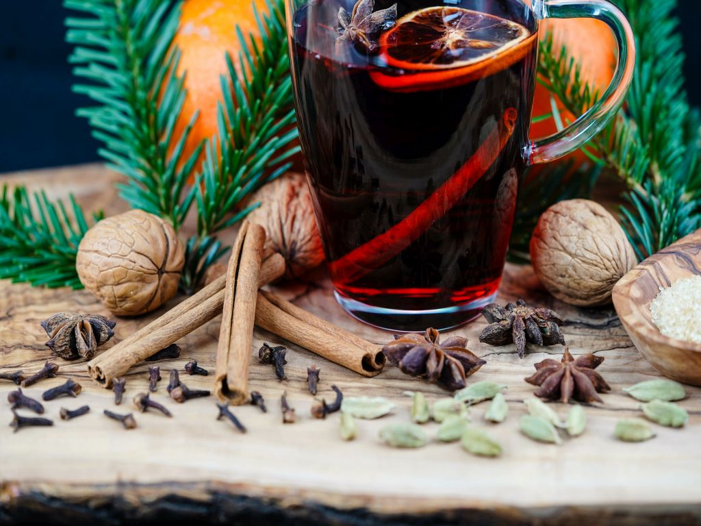 glühwein mit zimt und Gewürznelken 