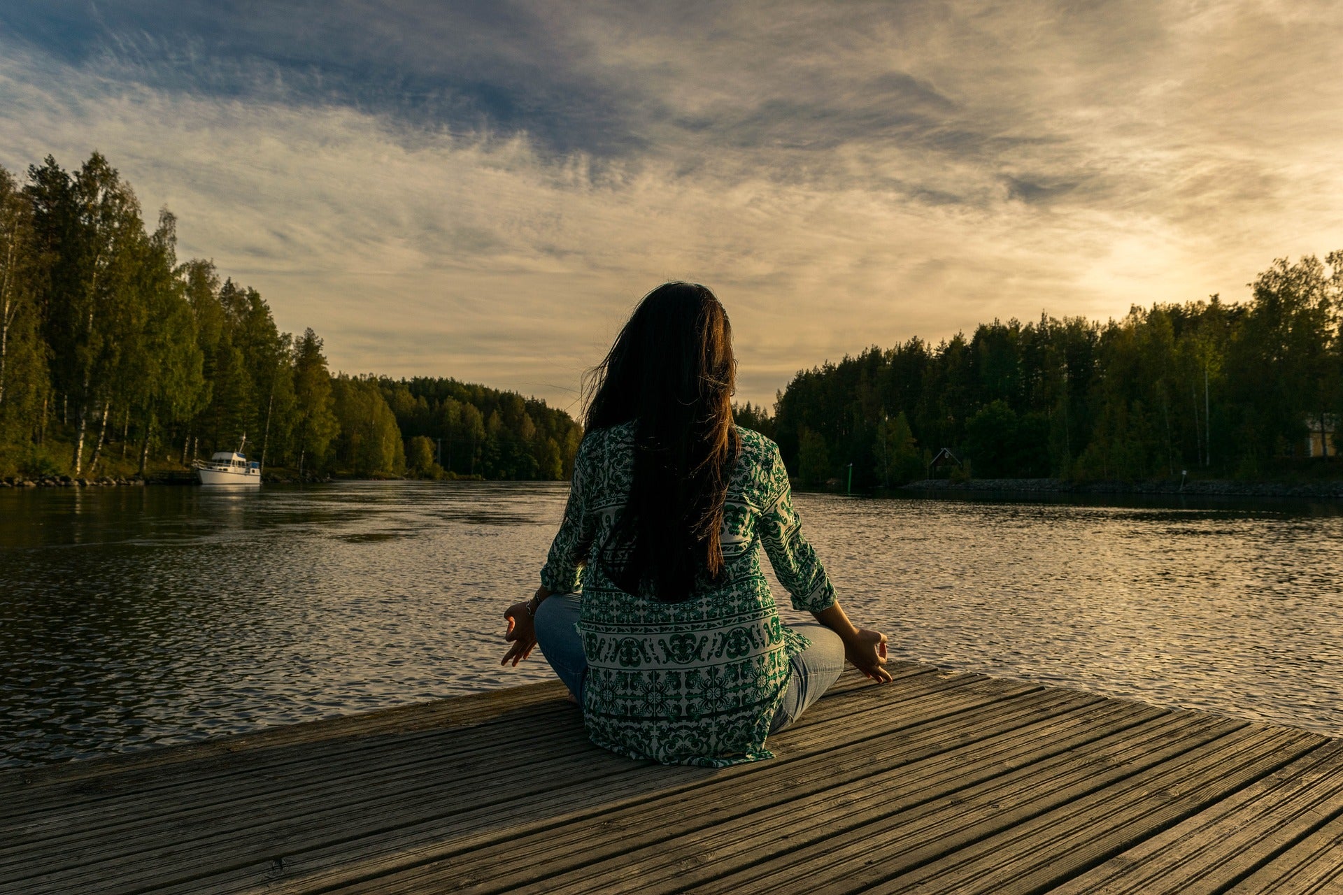Achtsamkeit im Alltag bedeutet, sich Zeit für sich zu nehmen - zum Beispiel beim Yoga am See